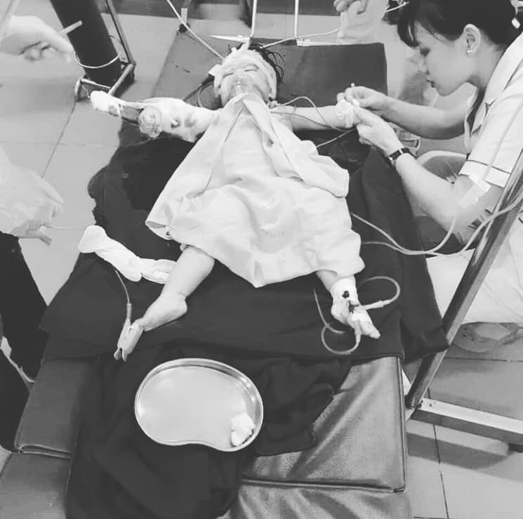 HÀNG TRĂM NGƯỜI BẬT KHÓC TIỄN ĐƯA BÉ GÁI 14 THÁNG TUỔI TRONG VỤ THẢM SÁT Ở HÀ NỘI